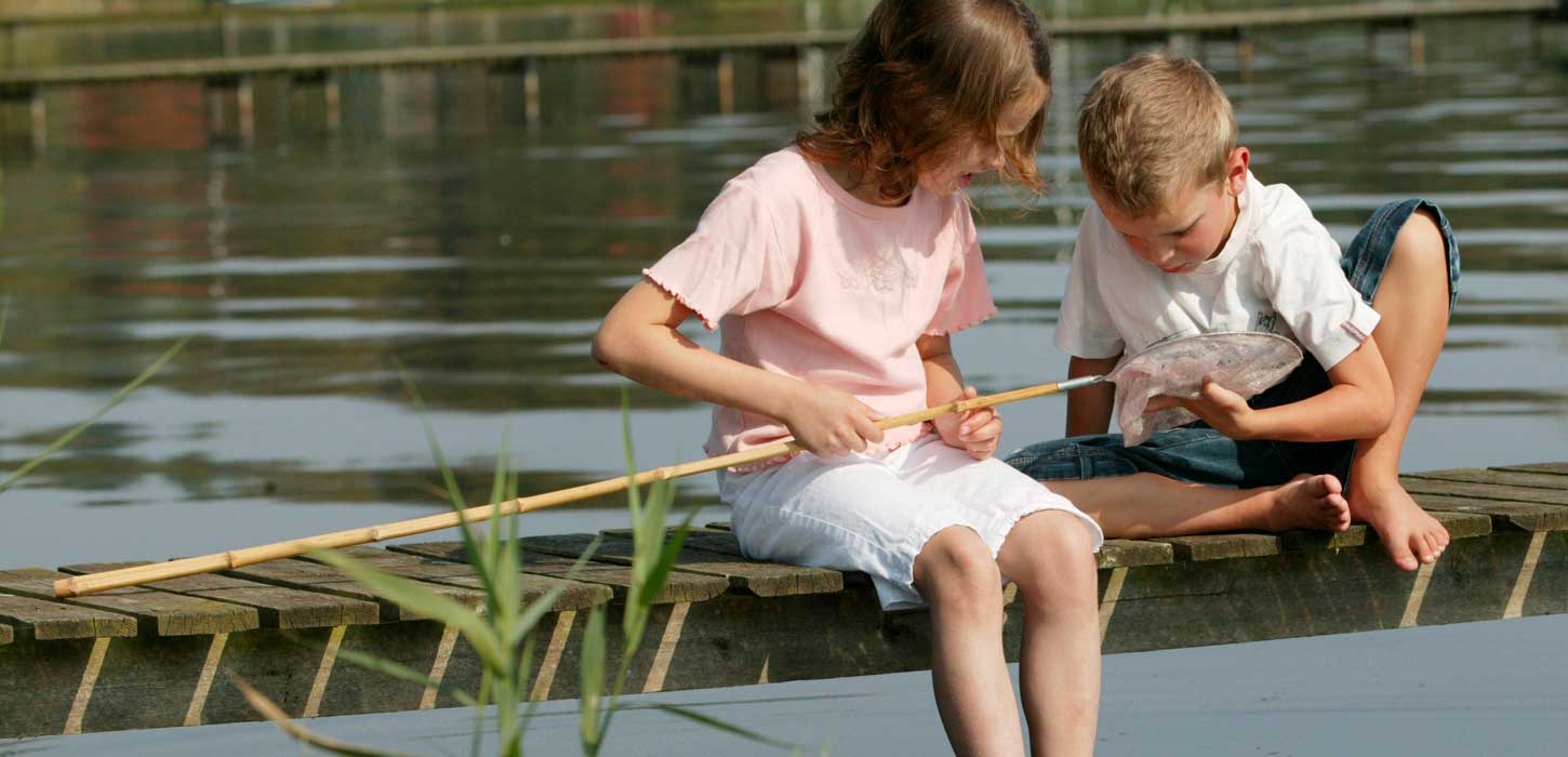 Børn ved fiskesø