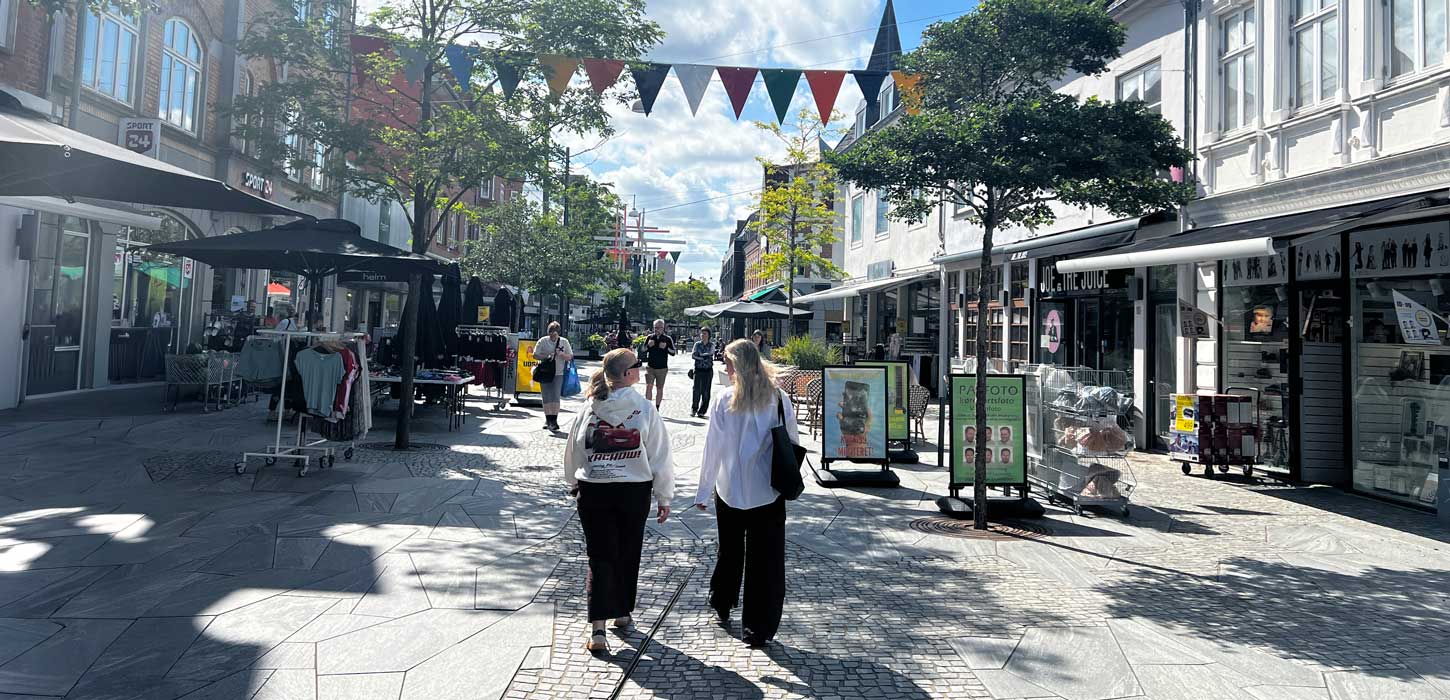 2 piger i gågaden herning